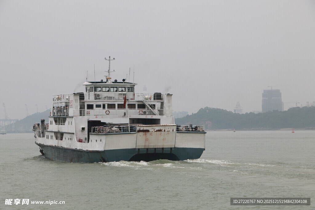 厦门海面上行驶的大型渡轮