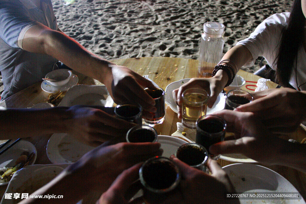 众人举杯共饮欢乐时刻