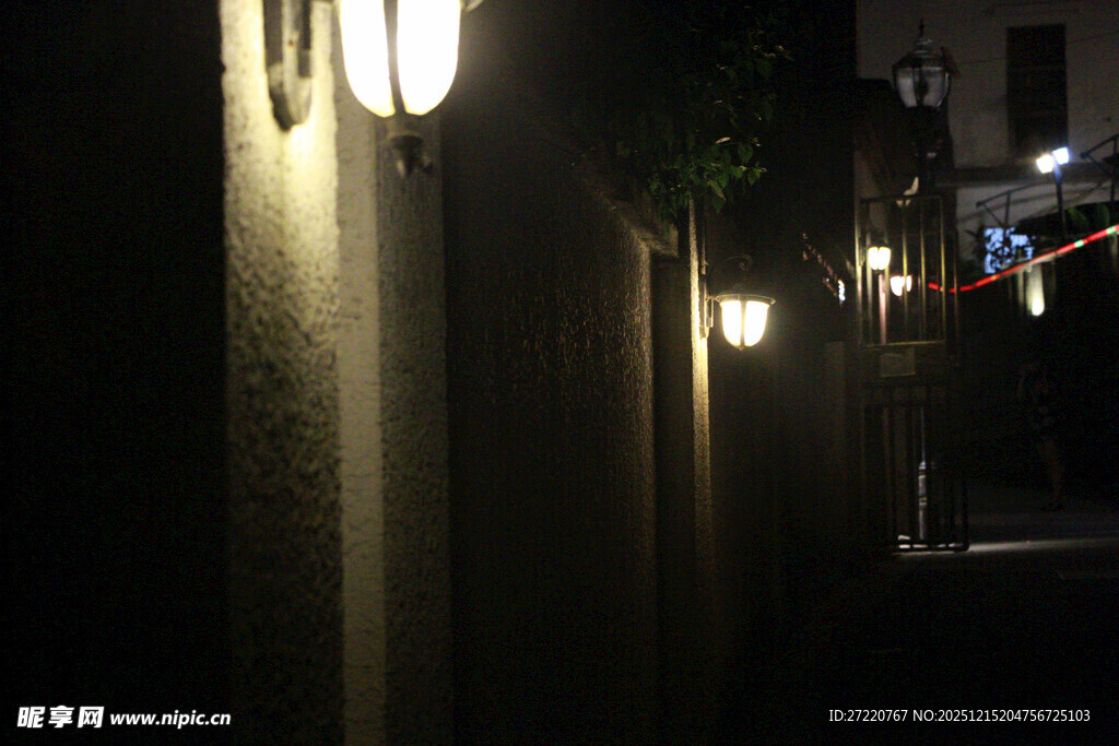 夜晚墙边的灯光景致