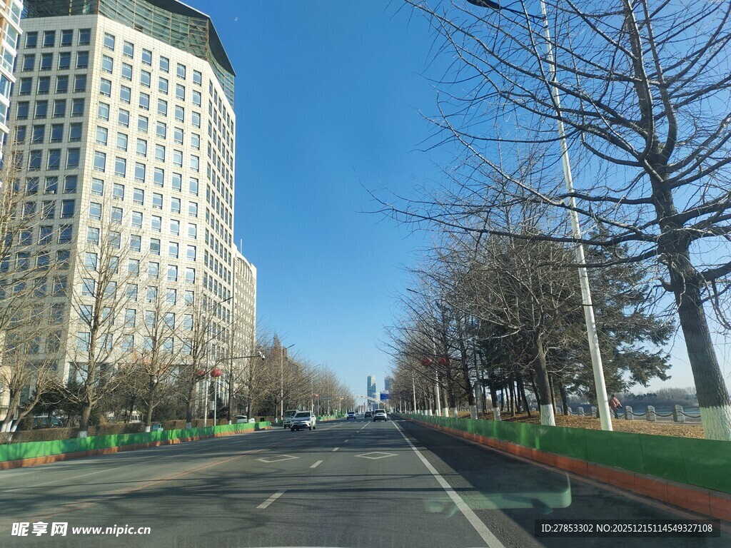 城市宽阔道路旁的现代建筑