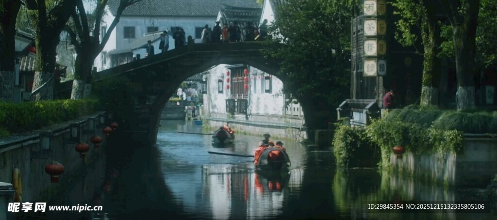 江南水乡拱桥下的船只