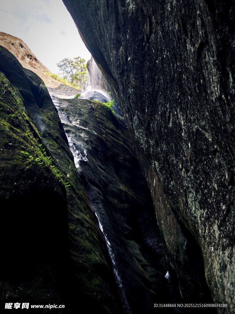 山间飞瀑峭壁绿植景观