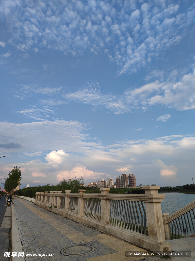 河畔步道的美丽天空景色