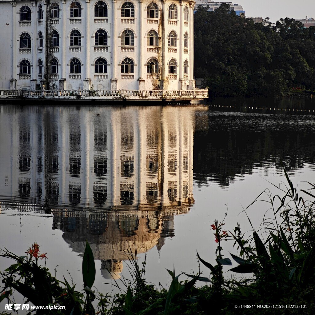 湖畔白楼倒影如画