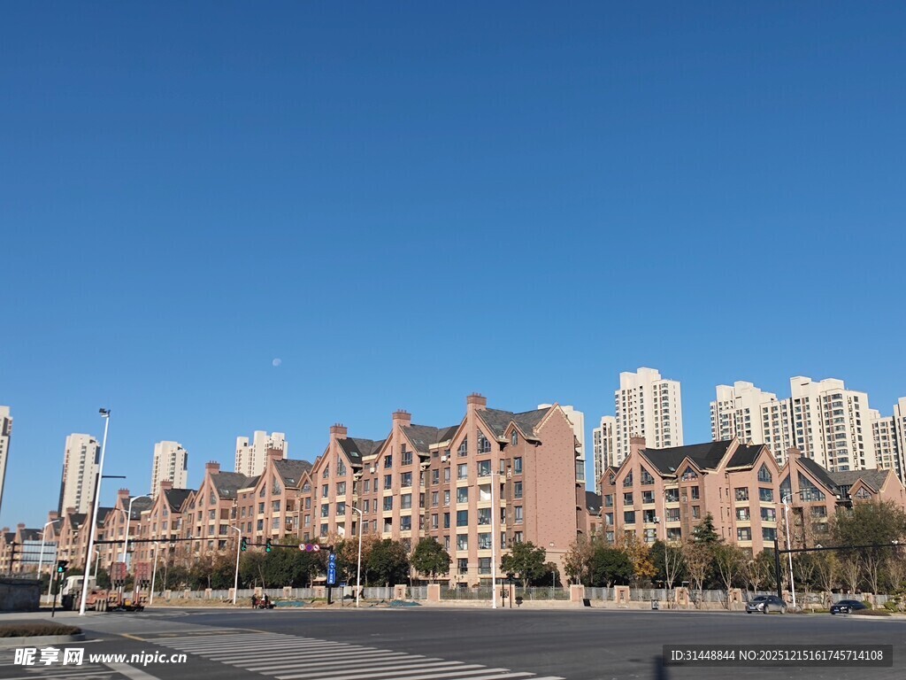 城市建筑群与蓝天景观