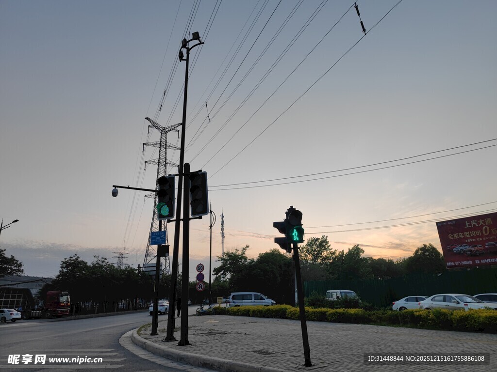 黄昏路口的交通设施景象