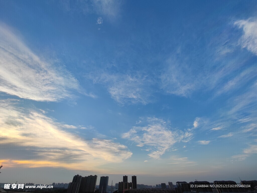 城市上空的绚丽云彩