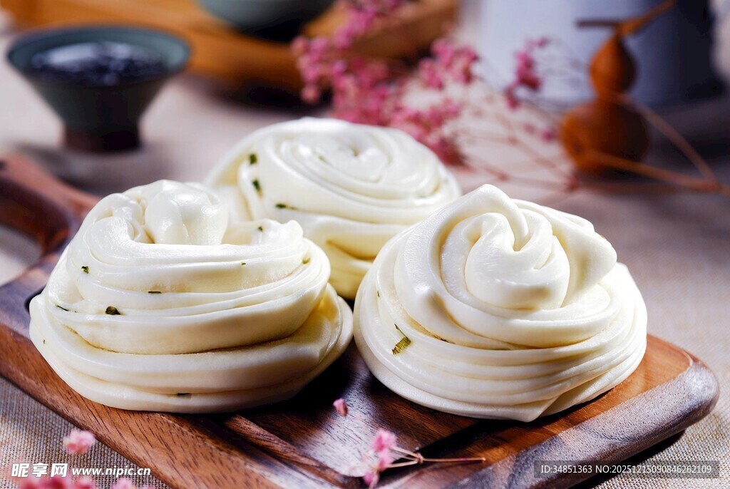 美味花卷摆放在木盘上