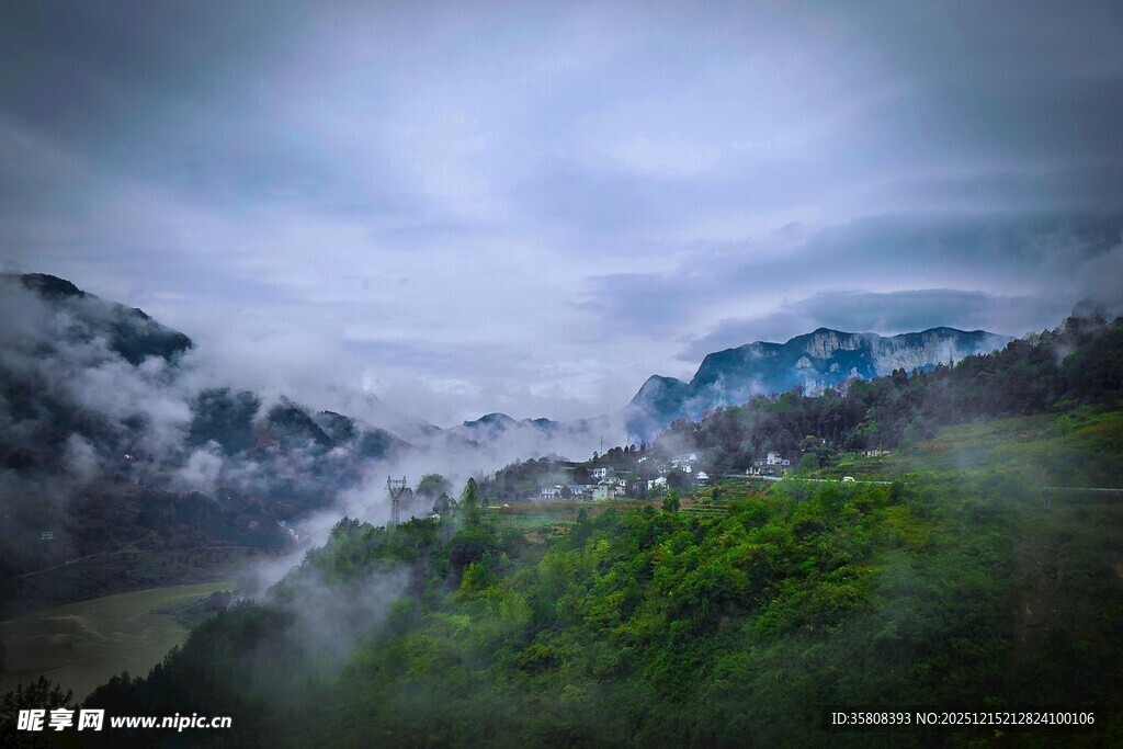云雾缭绕的山间美景
