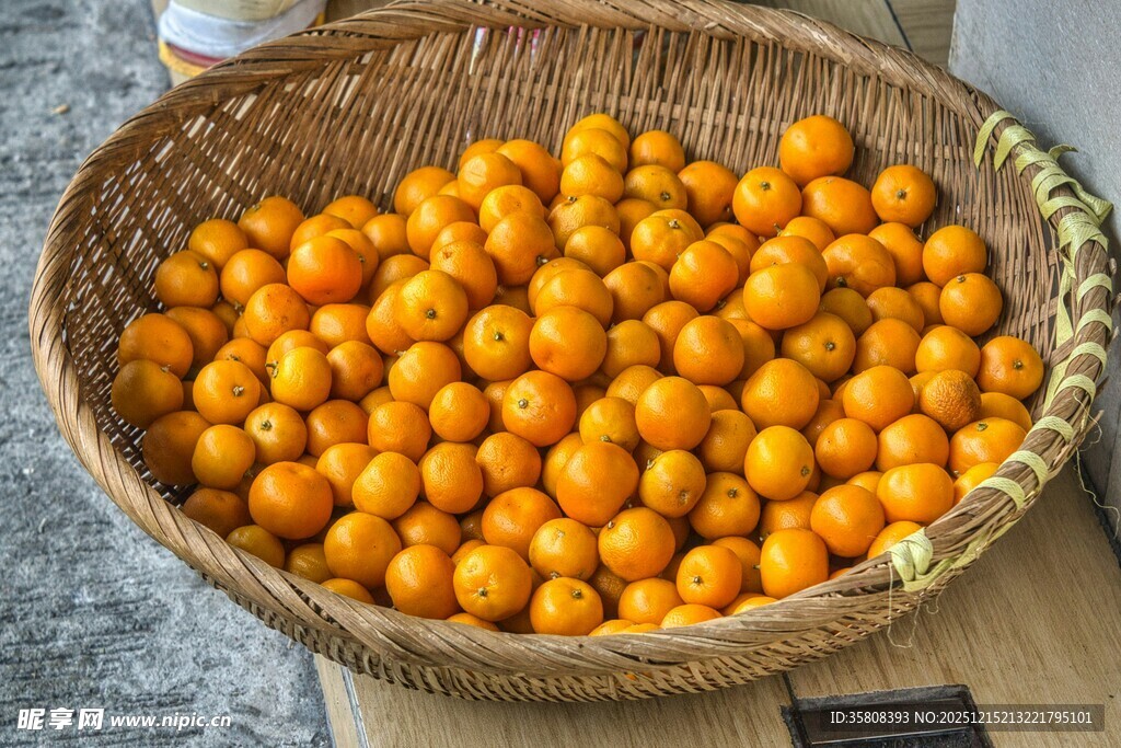 竹篮中的金桔