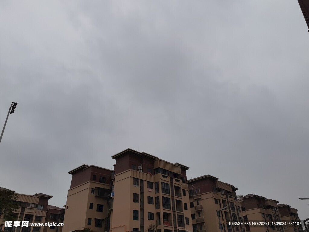 阴天中的高层居民楼