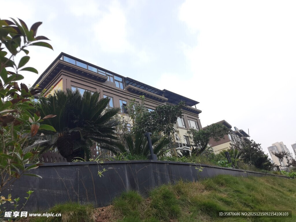 山坡上的精致别墅建筑