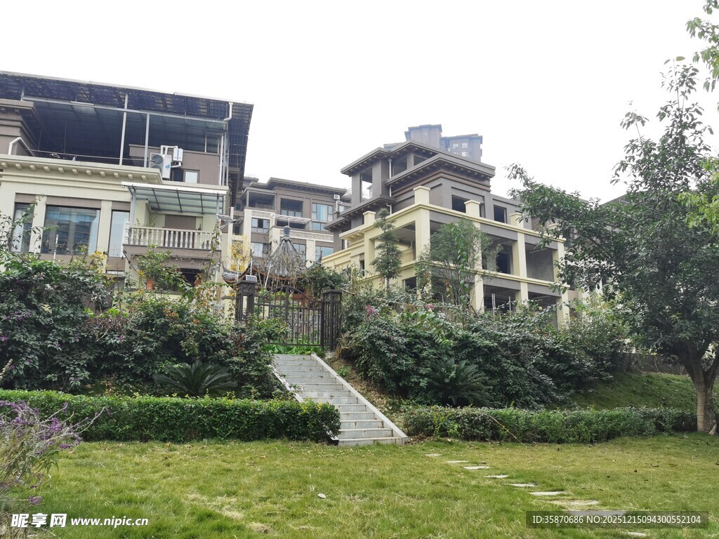 山间别墅绿意环绕的居所