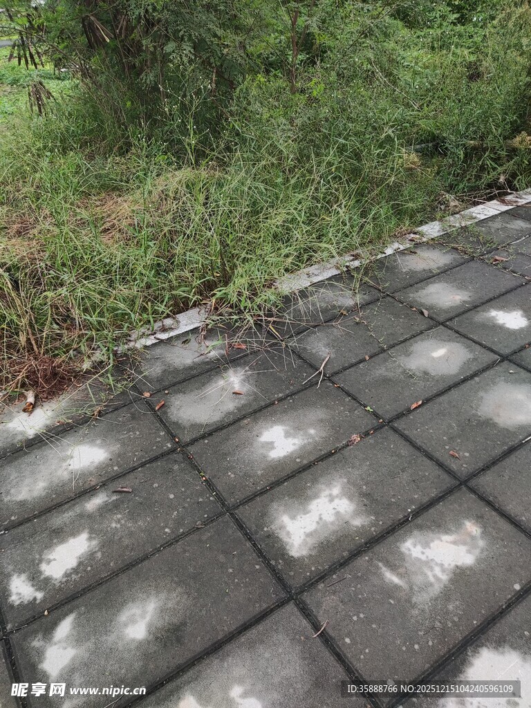 户外灰色方形石板路面