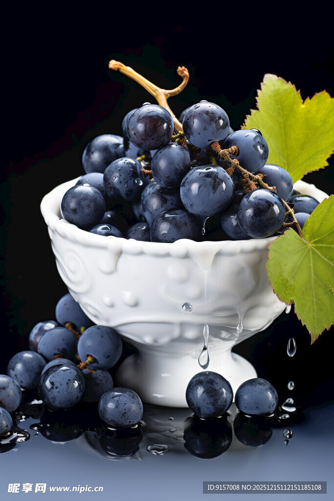 白碗中饱满的紫葡萄