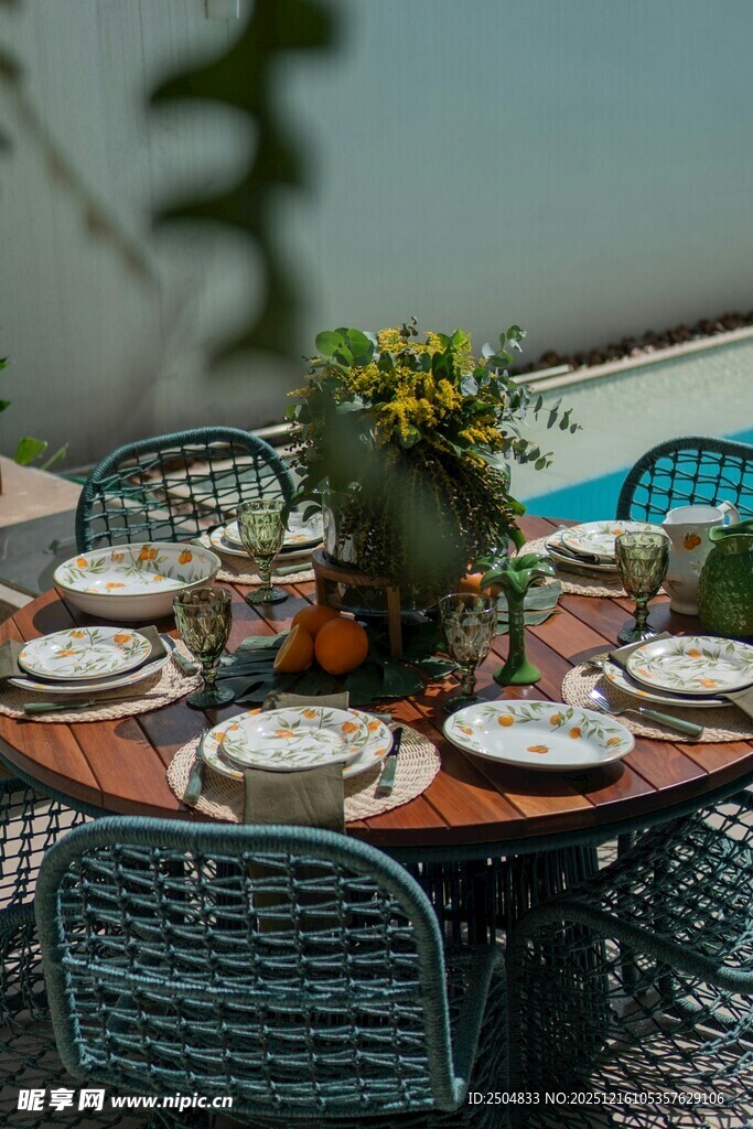 户外精致餐桌布置场景