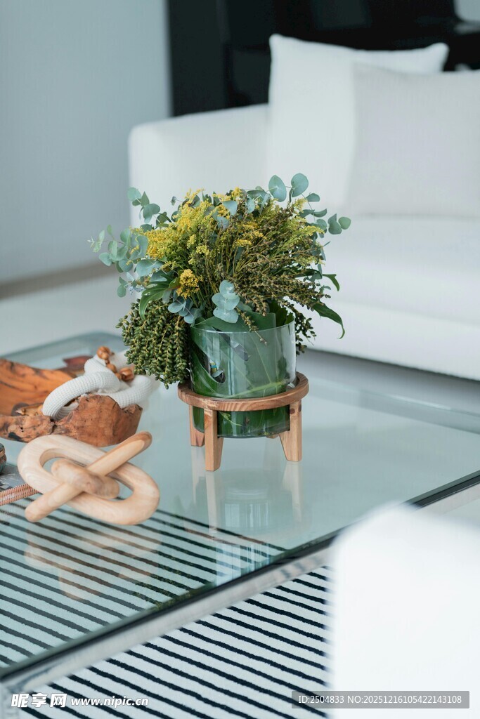 简约客厅玻璃茶几绿植摆件