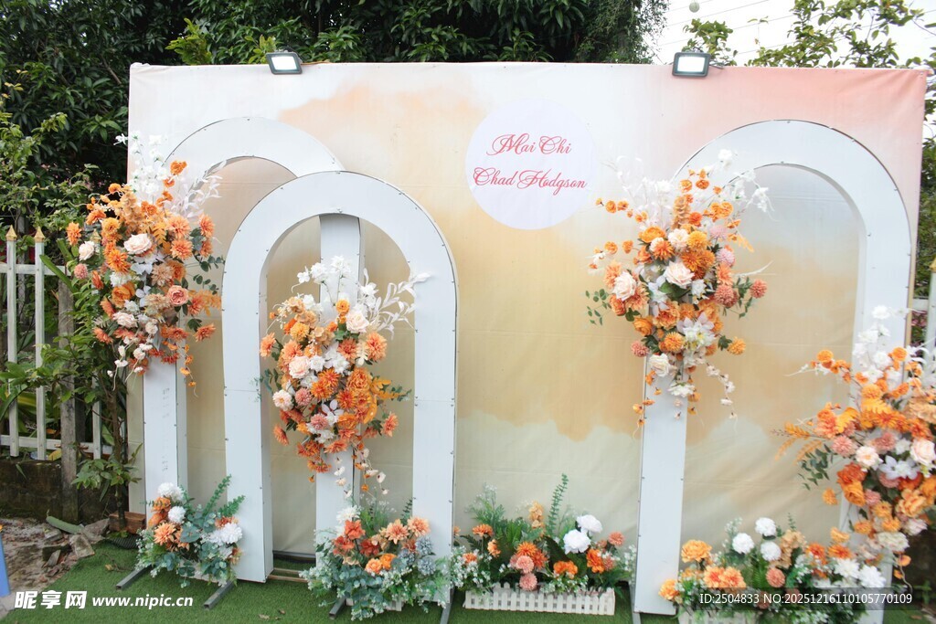 户外橙色系浪漫婚礼拱门