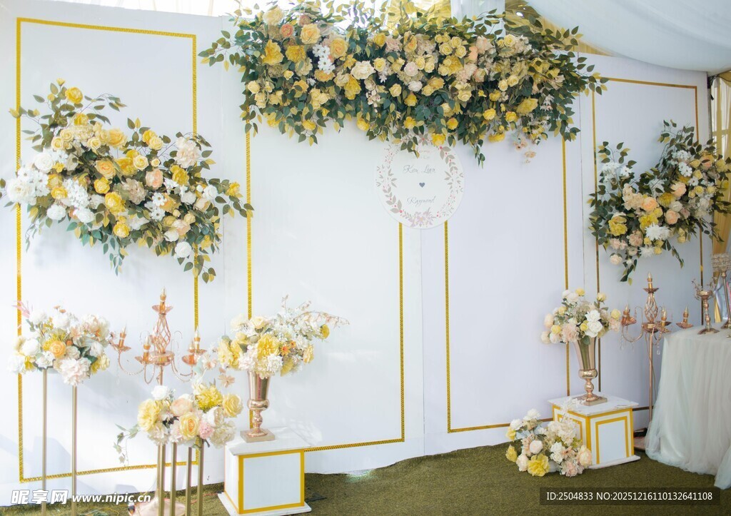 优雅白墙花卉装饰布置