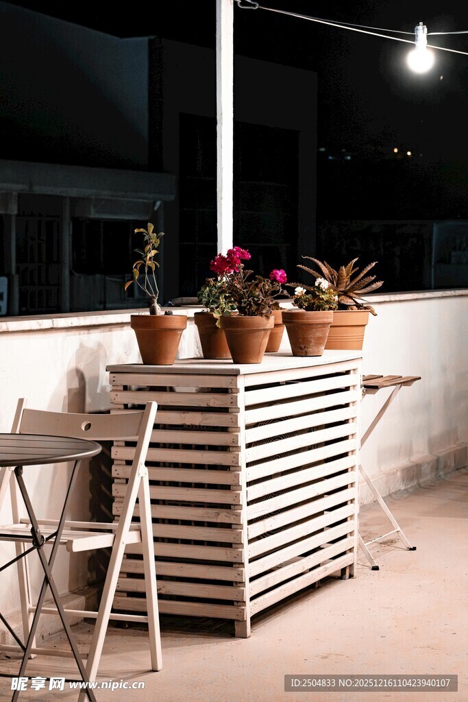 阳台木质花架与绿植景观