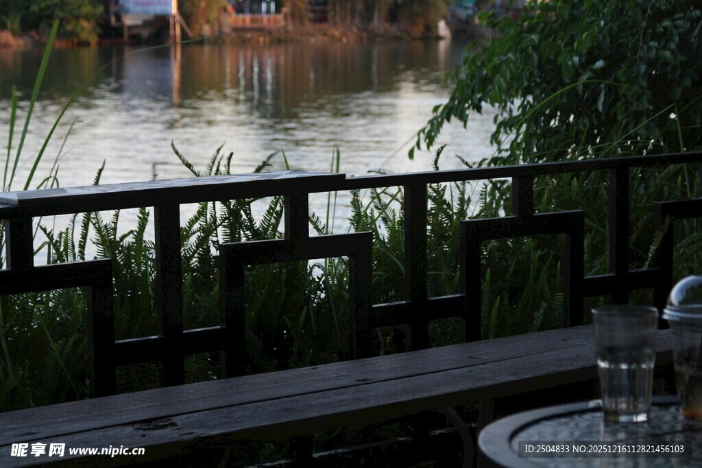 湖畔休闲桌椅观景处