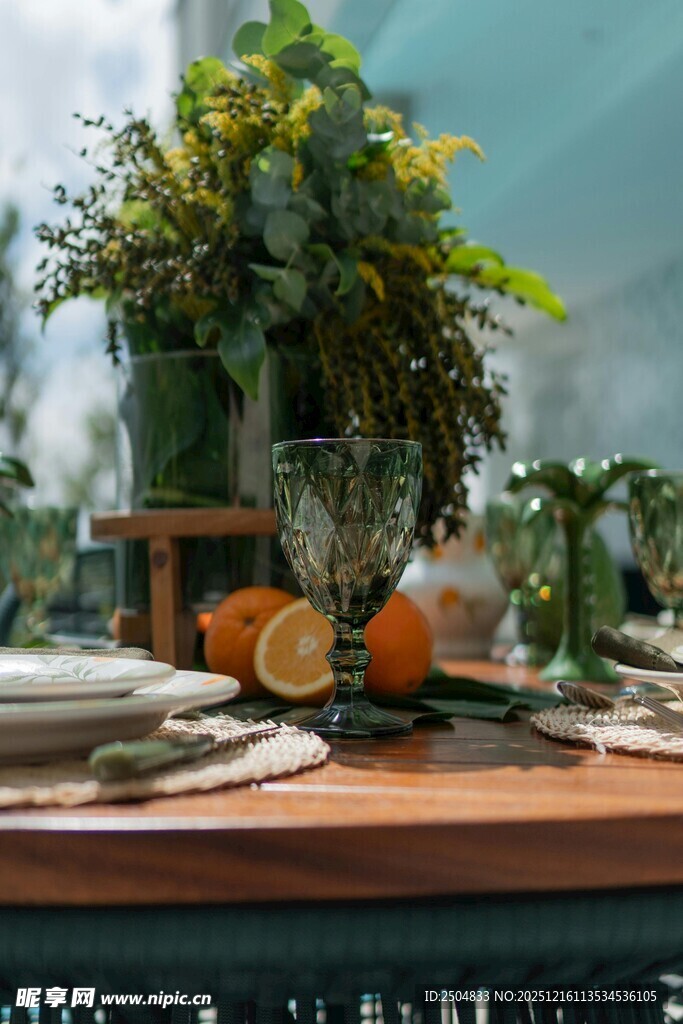 餐桌绿植摆盘精致场景