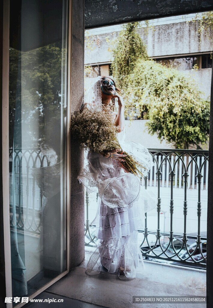 新娘于阳台手持花束静立