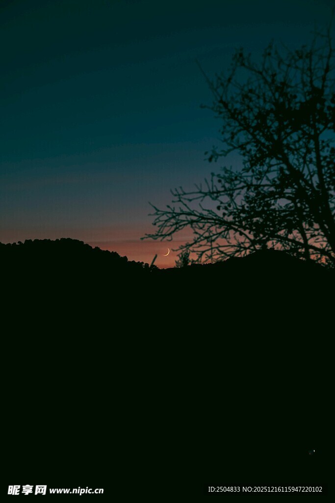 黄昏下的山林剪影