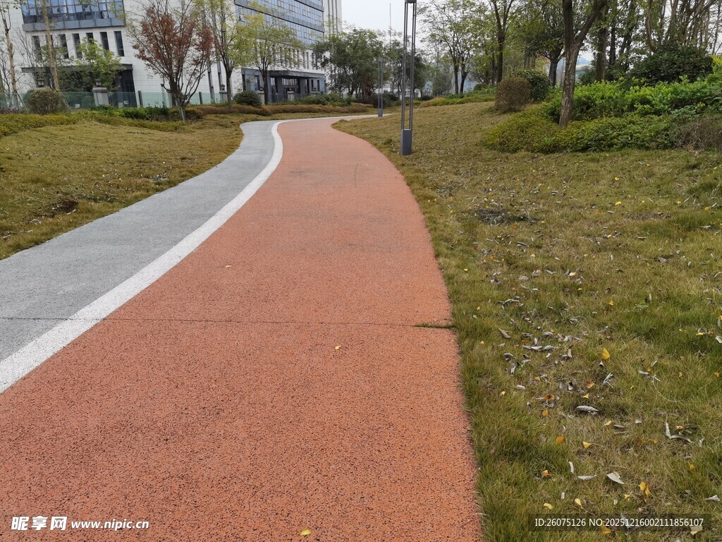 城市中的红色塑胶步道