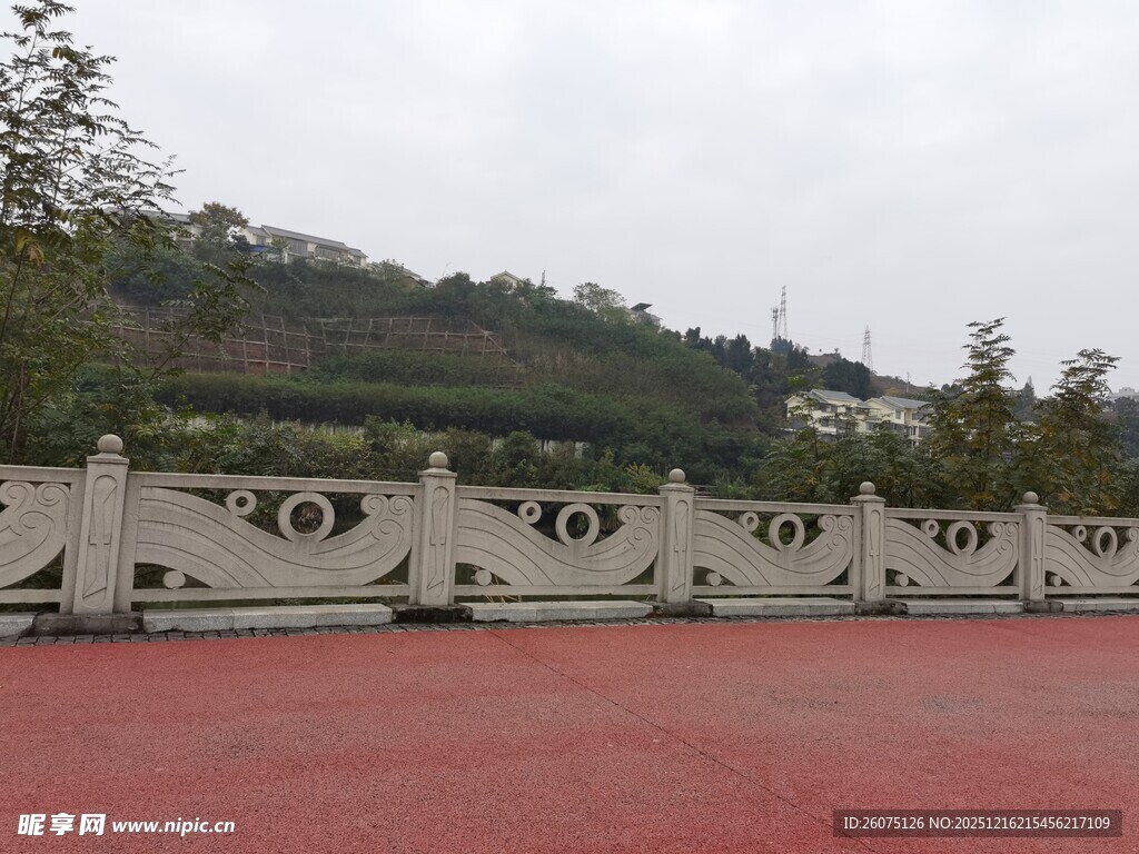 户外中式围墙与红色地面