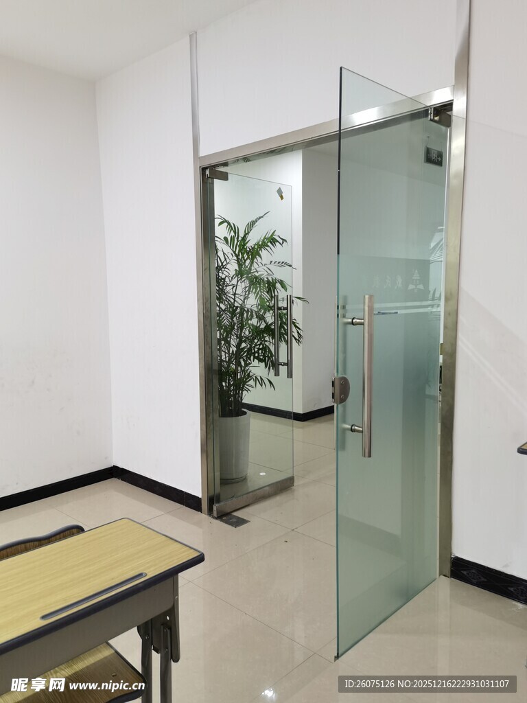 现代简约办公室玻璃门场景