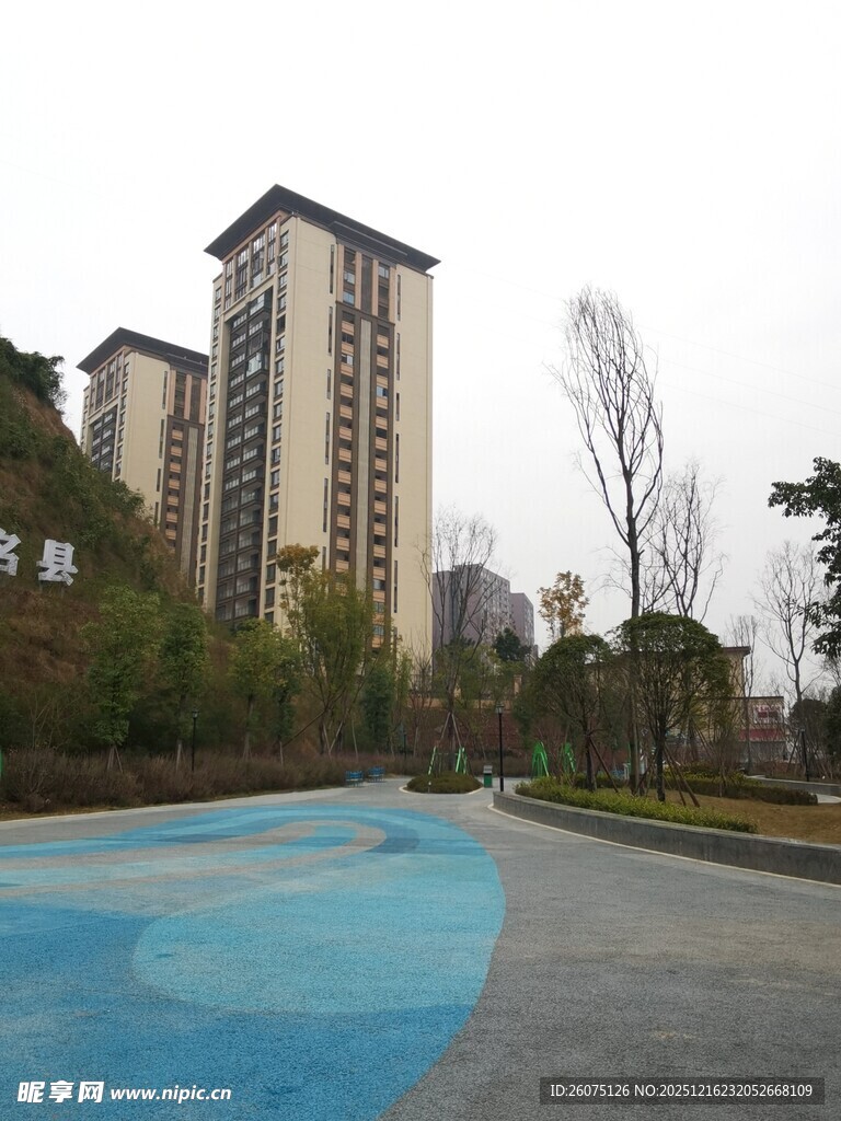 小区旁的蓝色地面与高楼