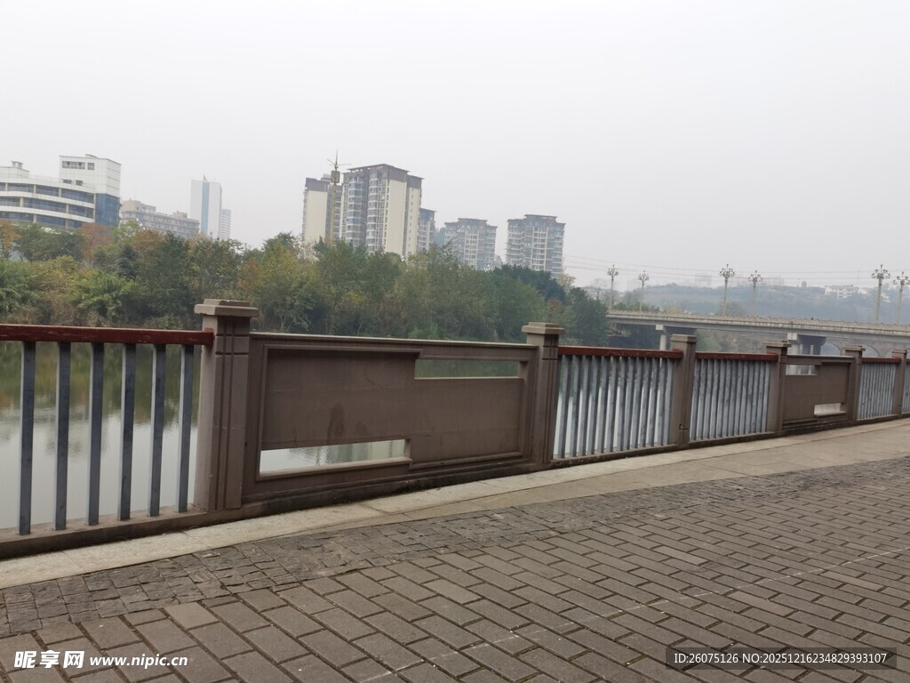 河畔护栏旁的城市风景