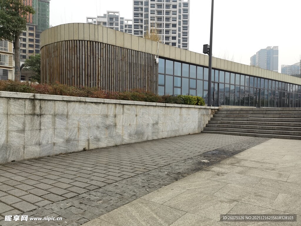 城市户外砖石铺就的步道