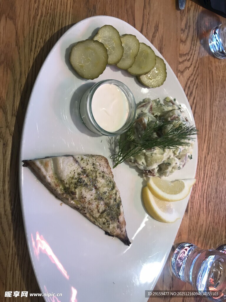 美味拼盘配特色蘸酱