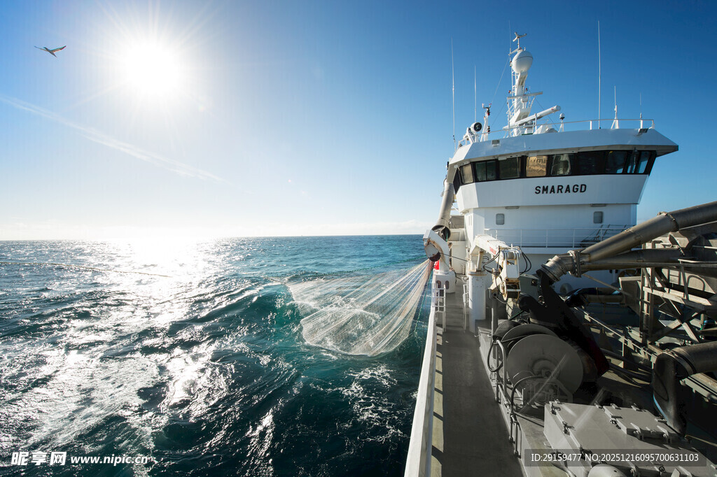 海上航行的豪华游艇