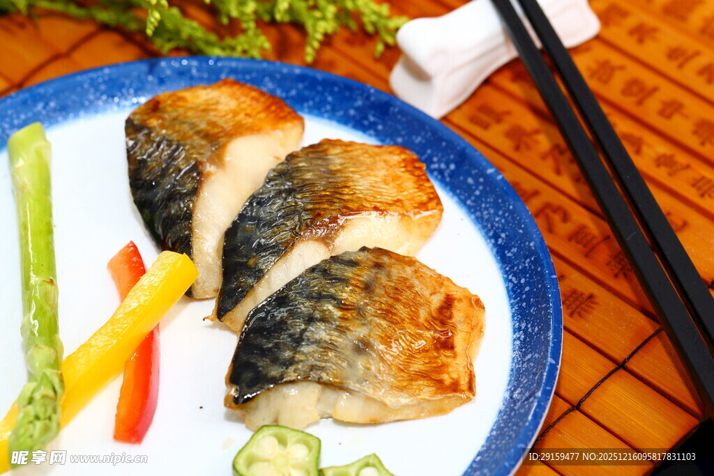 日式烤青花鱼摆盘美食