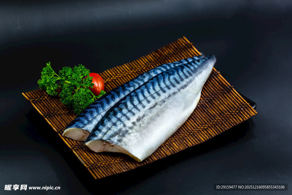 新鲜青花鱼置于木盘上