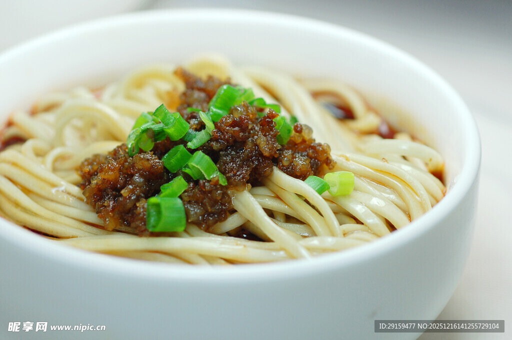 美味肉酱拌面