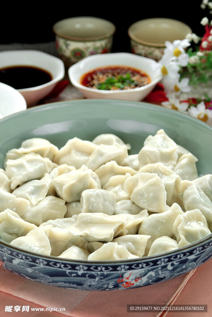 美味饺子摆放在精致盘中