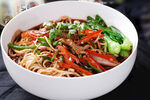 美味牛肉蔬菜拌面