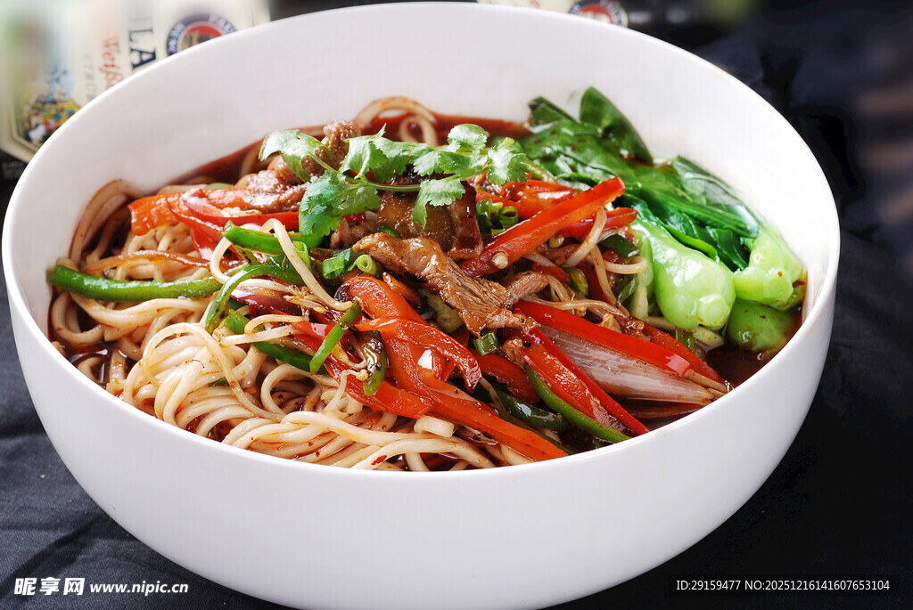 美味牛肉蔬菜拌面