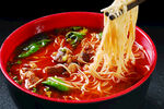 美味红油拉面诱人瞬间