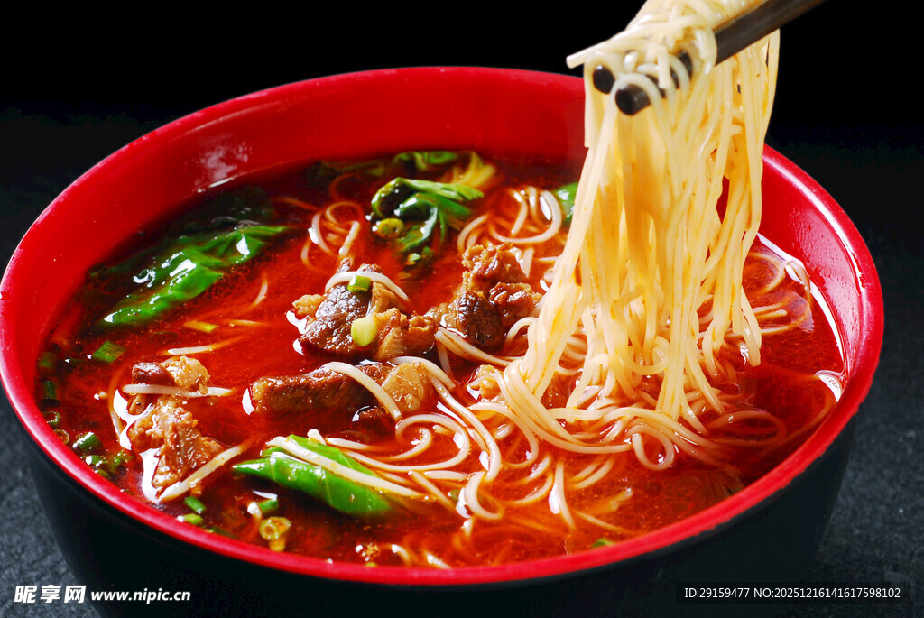 美味红油拉面诱人瞬间