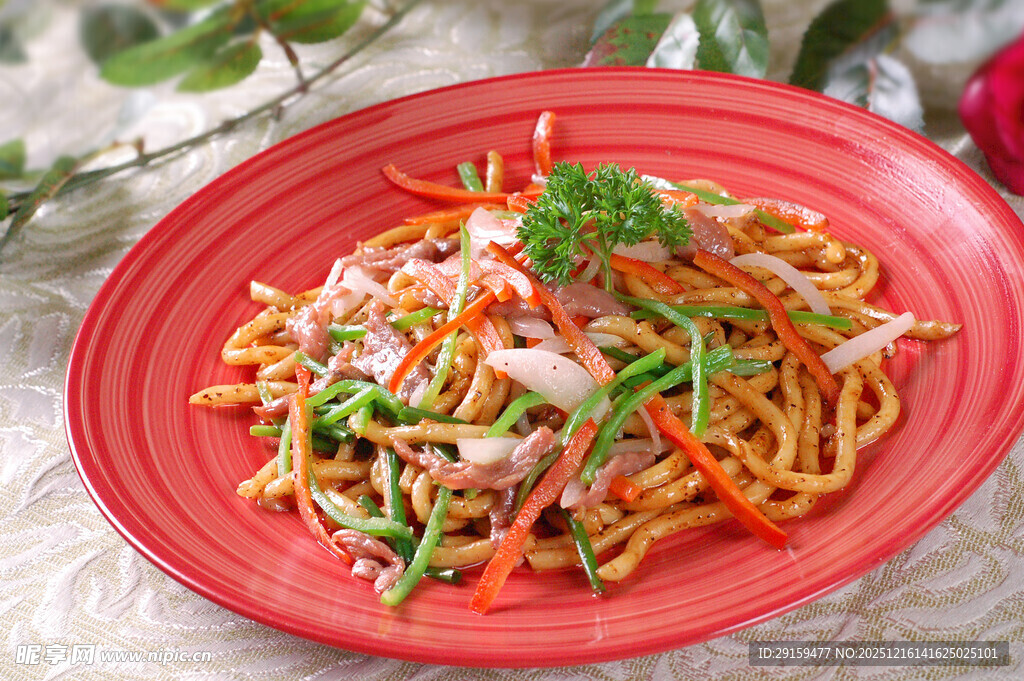 美味凉拌面摆于红盘