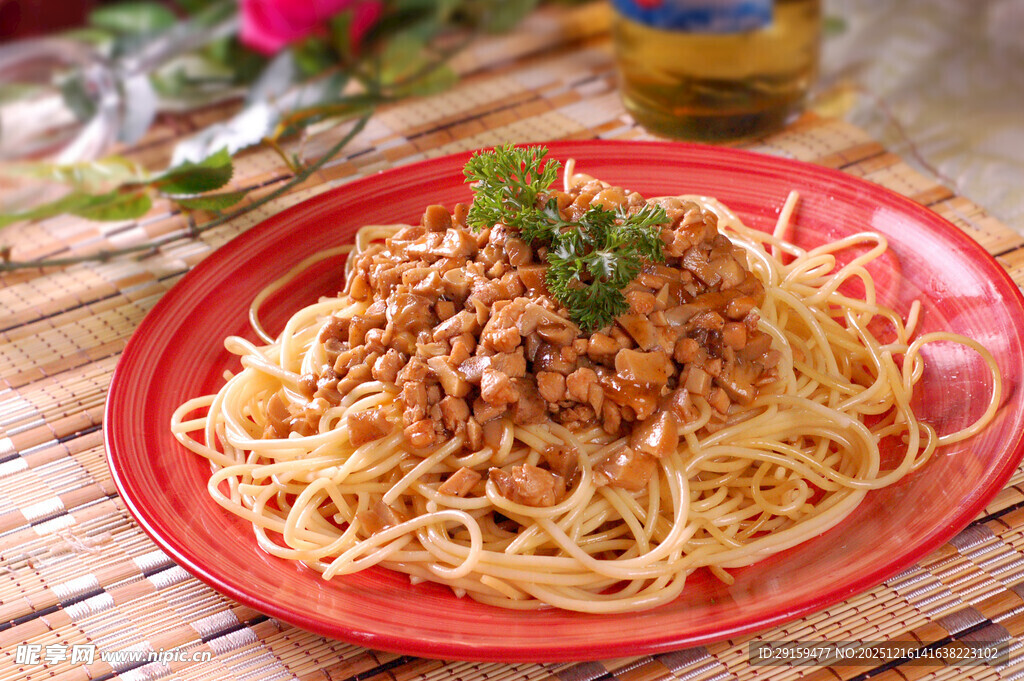 美味肉酱意面摆于红盘
