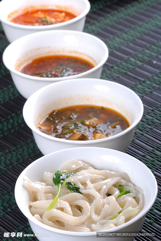 多样美味汤面组合展示