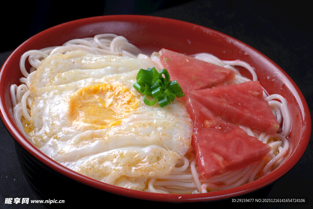 日式拉面配蛋与肉片