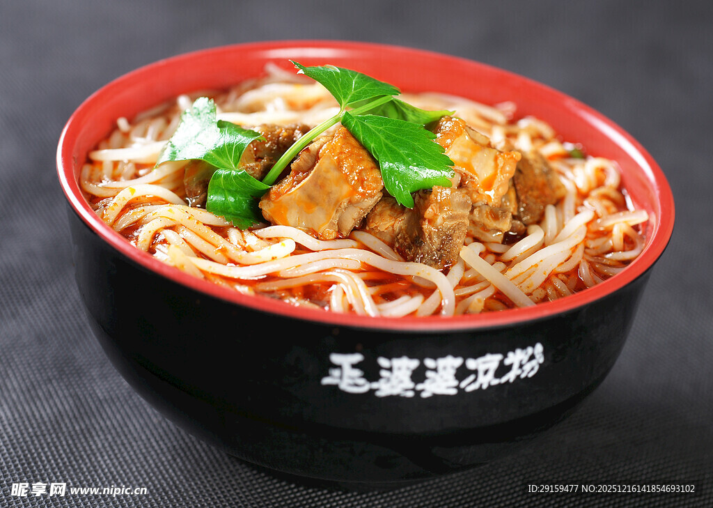 美味鸡肉拉面碗中呈现