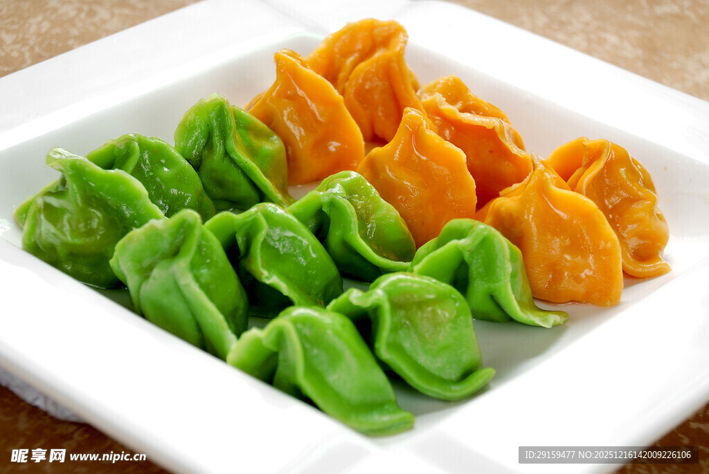 彩色饺子摆放在白色盘中